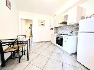 Η κουζίνα ή μικρή κουζίνα στο Novara Cozy-Suite +5 φωτογραφίες