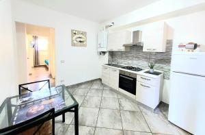 Η κουζίνα ή μικρή κουζίνα στο Novara Cozy-Suite