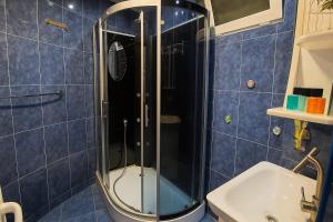 ムツヘタにあるVILLA SABA WITH TWO BEDROOMS- სასტუმრო საბაのシャワーと洗面台付きのバスルーム +22枚の写真