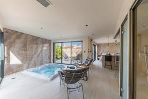 a large living room with a jacuzzi tub at Suite romantique Zen Energie in Volx
