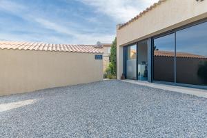 a house with a driveway in front of a building at Suite romantique Zen Energie in Volx