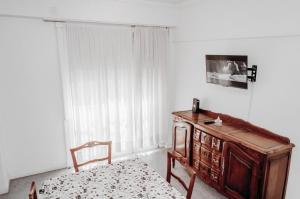 a room with a table and a chair and a window at Playa Bristol, frente al MAR y vista a las mejores PLAYAS de Mar del Plata, a pasos del TORREÓN y del CASINO in Mar del Plata