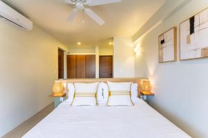 a bedroom with a white bed with two lamps at 3062 - Solana C203 in Cedro +17 photos