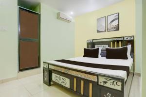 a bedroom with a large bed in a room at Hotel O Ansh Raj Hotel in Patna City +21 photos