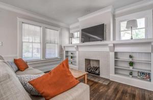 TV a/nebo společenská místnost v ubytování Binghampton Bungalow - Near Zoo