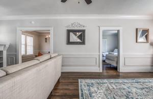 Posezení v ubytování Binghampton Bungalow - Near Zoo