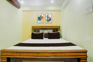 a bedroom with a large bed in a room at Hotel O Ansh Raj Hotel in Patna City