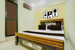 a bedroom with a large bed in a room at Hotel O Ansh Raj Hotel in Patna City