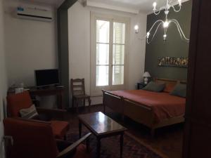 a bedroom with a bed and a living room at Casco El Trapiche in Godoy Cruz