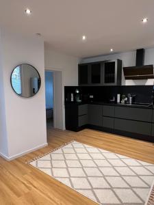a kitchen with black cabinets and a mirror at Zentral gelegen in Haan - 4 Schlafzimmer- Bis zu 7 Personen in Haan