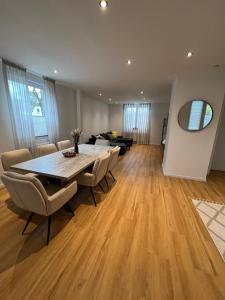a living room with a wooden table and chairs at Zentral gelegen in Haan - 4 Schlafzimmer- Bis zu 7 Personen in Haan