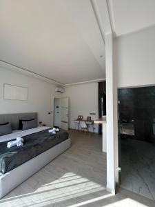 NajemVilla Prestige的一间卧室，里面有一张大床和一张桌子。 更多11张照片