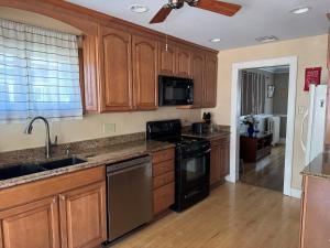 Una cocina con gabinetes de madera y un horno de estufa. en Superior St Lakeview Villa, en Abbeyville