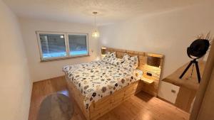 een slaapkamer met een bed en een raam bij TheWoodenStack in Waldachtal