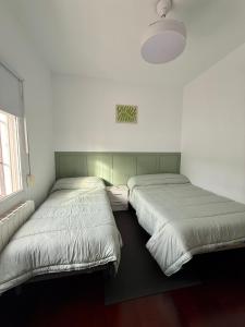 two beds sitting next to each other in a bedroom at Mirador De La Vega De Cazalla in Cazalla de la Sierra
