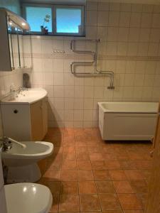 Ένα μπάνιο στο Lakeview Villa +63 φωτογραφίες