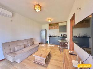 a living room with a couch and a table at Reserva Retirinho B in Aracati