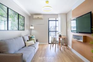 TV a/nebo společenská místnost v ubytování Acomodações completas em prédio com piscina e academia no Centro de Florianópolis - LINs