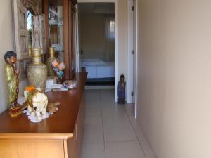 a room with a counter with vases on it at Apartamentos Pórtico II in Gramado