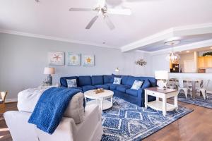 Χώρος καθιστικού στο Beach Haven 213D - Oceanfront!