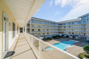 Πισίνα στο ή κοντά στο Beach Haven 213D - Oceanfront!