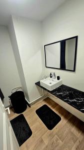 a bathroom with a sink and a mirror at City home de lens in Lens