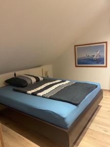 Postel nebo postele na pokoji v ubytování Neu renovierte Dachgeschosswohnung