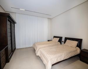 アンマンにあるطريق المطار بوليفارد الامعريの寝室に並んで置かれた2つのベッド +3枚の写真