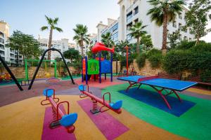 アンマンにあるطريق المطار بوليفارد الامعريの卓球台と滑り台のある遊び場