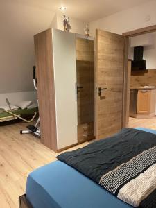 Postel nebo postele na pokoji v ubytování Neu renovierte Dachgeschosswohnung + 5 fotografií