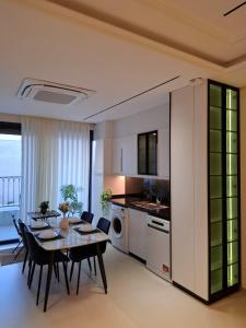 アンマンにあるطريق المطار بوليفارد الامعريのテーブルと椅子のあるキッチンとダイニングルーム