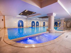 アンマンにあるطريق المطار بوليفارد الامعريのホテルの部屋にある大きなプール