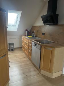 Kuchyň nebo kuchyňský kout v ubytování Neu renovierte Dachgeschosswohnung