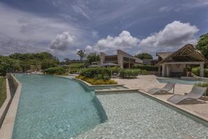 una imagen de una piscina en una villa en 4BR Seaview Apartment at Calablanca D5, en Pendales