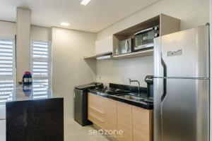 Η κουζίνα ή μικρή κουζίνα στο Aptos em Prédio com Piscina e Academia - GRL