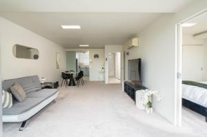 Posezení v ubytování Relax in Style Central Taupo Apartment