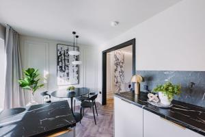 een keuken met een zwart aanrecht en een tafel bij JW Executive ApartHouse in Glasgow