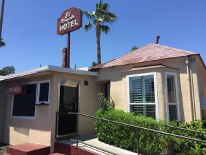 une maison avec un panneau d'hôtel en haut dans l'établissement El Royale Hotel - Near Universal Studios Hollywood, à Los Angeles