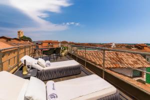 balcón con sillas blancas y vistas a la ciudad en MURANO Suites BOUTIQUE Apartments adults only, en Murano 31 fotos más