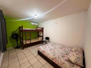 En eller flere senge i et værelse på JGM chalés