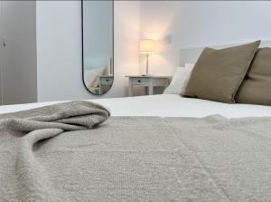 En eller flere senge i et værelse på Urban-Usera with Terrace in Madrid Chinatown