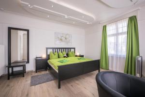 Postel nebo postele na pokoji v ubytování Max Aviation Villa & Apartments + 37 fotografií