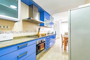 cocina azul con armarios azules y mesa en Avenida Principal con Aire Acondicionado, Wifi y Parking - by Aloha Palma, en Águilas