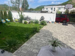 a backyard with a brick patio and a basketball hoop at Banesa Mitrovice in Mitrovicë