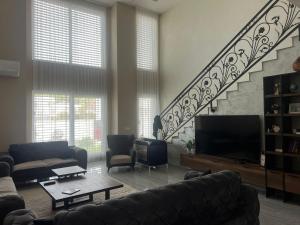 a living room with a couch and a television at Banesa Mitrovice in Mitrovicë
