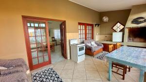 un salon avec une table et une cuisine dans l'établissement Kroon Lodge, à Kamieskroon