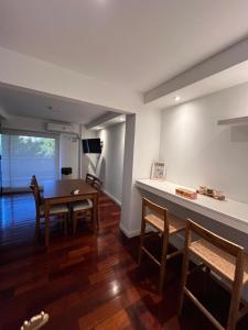 une salle à manger et un salon avec une table et des chaises dans l'établissement Oroño Estudio Departamento de 1 habitacion, à Rosario 10 autres photos