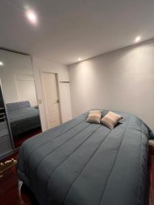 une chambre avec un grand lit avec deux oreillers dessus dans l'établissement Oroño Estudio Departamento de 1 habitacion, à Rosario