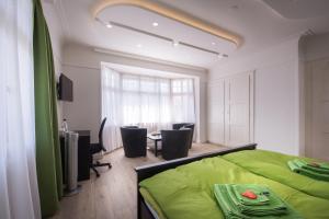Postel nebo postele na pokoji v ubytování Max Aviation Villa & Apartments