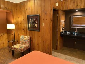 een kamer met houten wanden, een stoel en een tafel bij Timberline Lodge - Arnold - Bear Valley - Murphys in Arnold